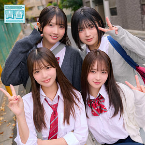 制服姿の4人組が屋外で横に並び、全員でピースしながらカメラを見る
